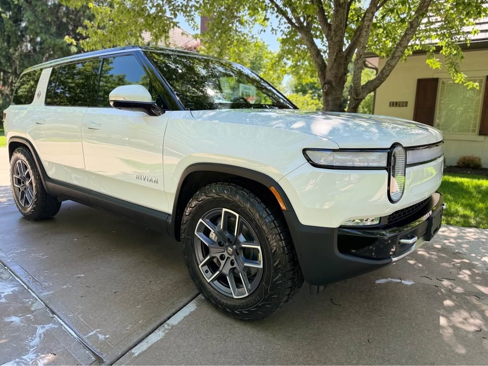 Freshly detailed white Rivian R1S